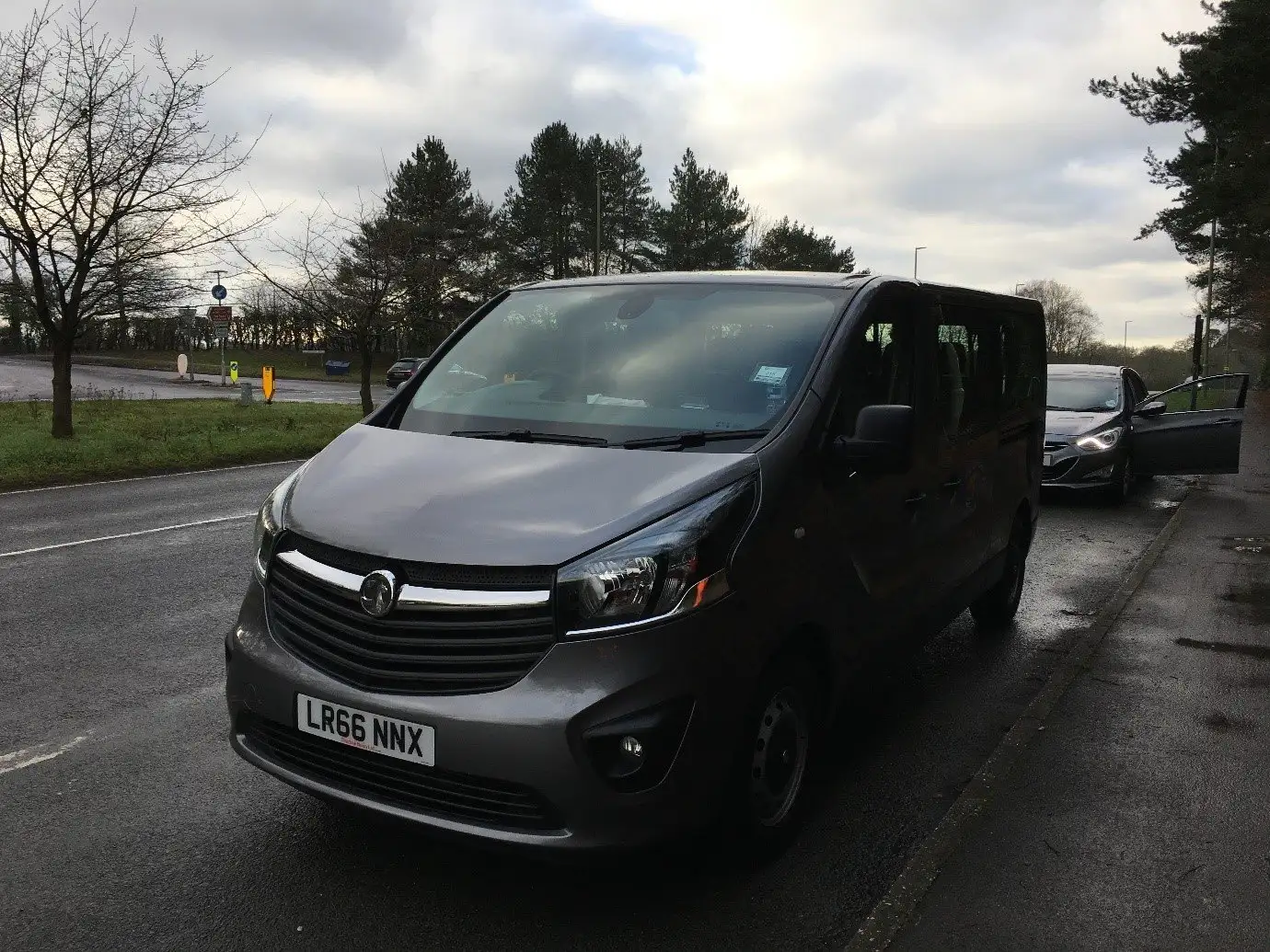 Book an 8 seater mini bus from Ringwood to Heathrow